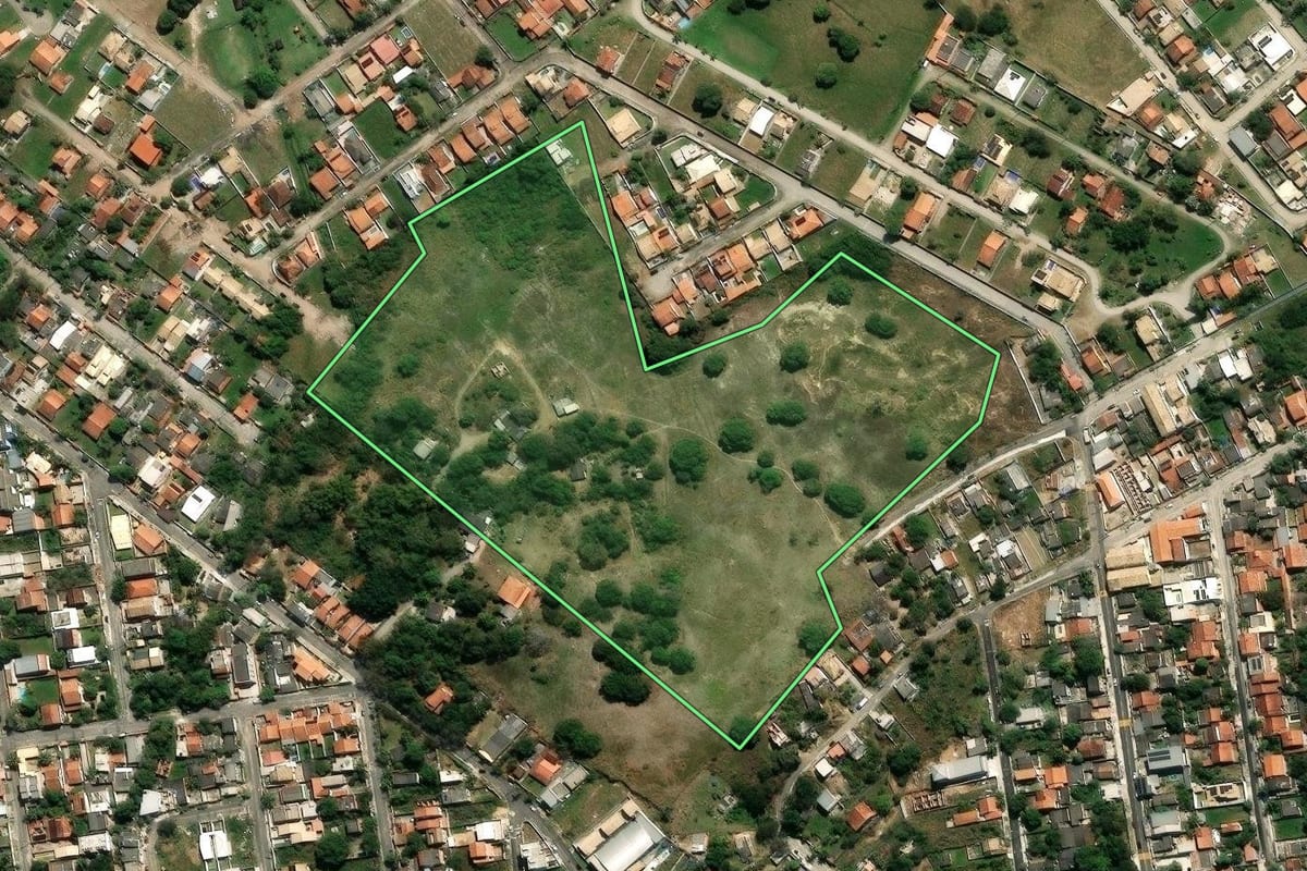 Imagem de satélite do imóvel rural em Maricá (RJ), com o contorno declarado no CAR desenhado por cima.