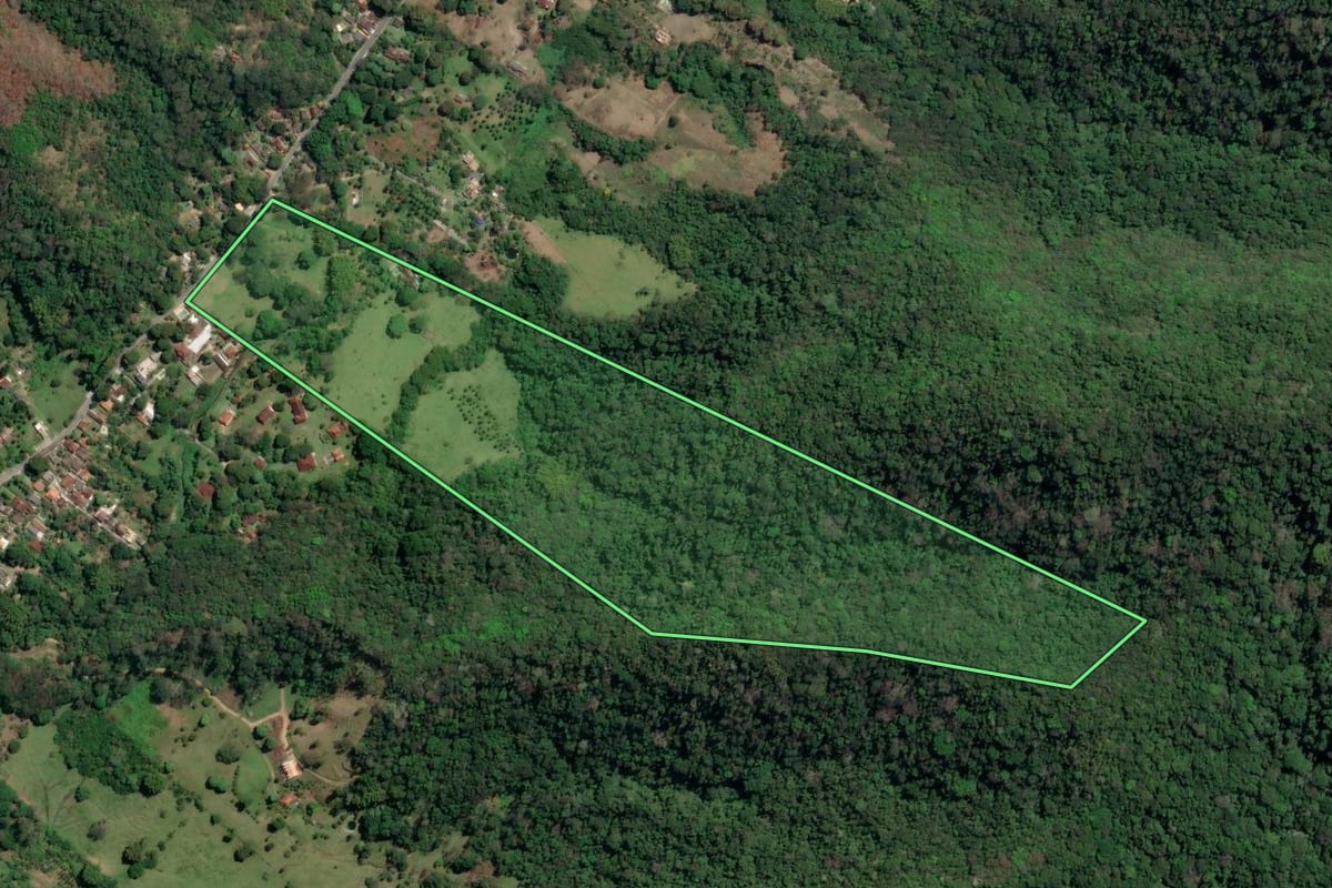 Imagem de satélite do imóvel rural em Maricá (RJ), com o contorno declarado no CAR desenhado por cima.