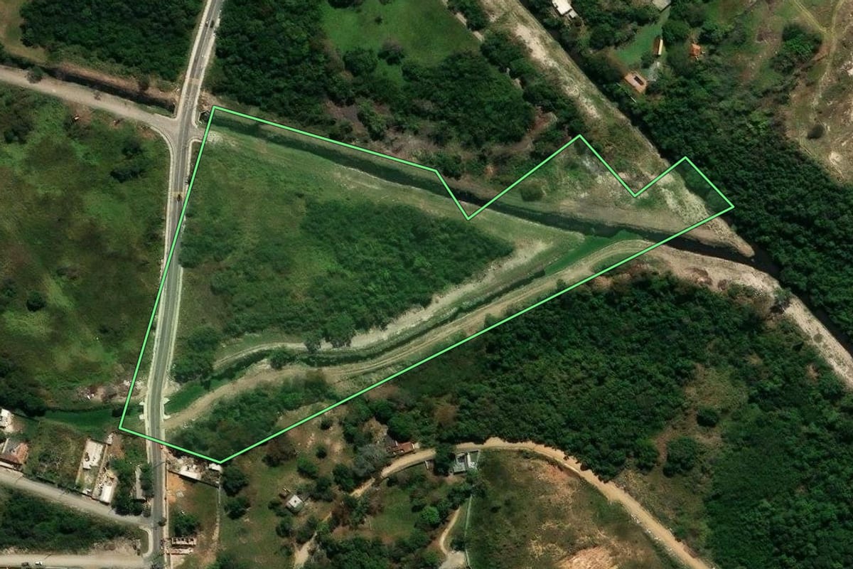 Imagem de satélite do imóvel rural em Maricá (RJ), com o contorno declarado no CAR desenhado por cima.
