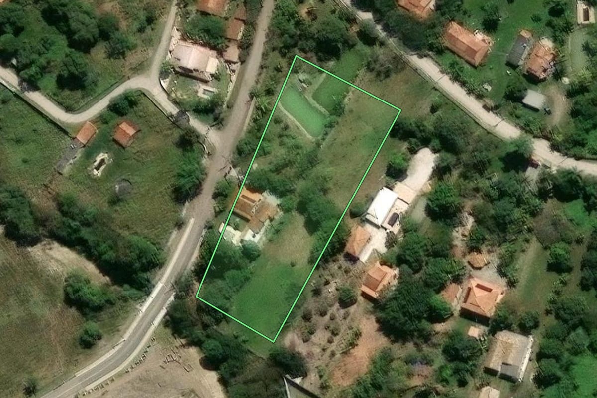 Imagem de satélite do imóvel rural em Maricá (RJ), com o contorno declarado no CAR desenhado por cima.