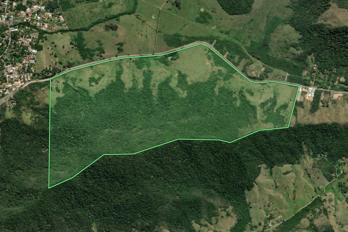 Imagem de satélite do imóvel rural em Maricá (RJ), com o contorno declarado no CAR desenhado por cima.