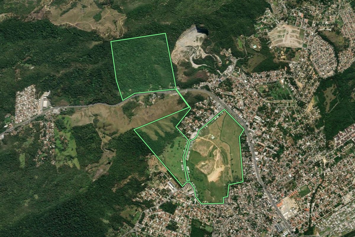 Imagem de satélite do imóvel rural em Maricá (RJ), com o contorno declarado no CAR desenhado por cima.
