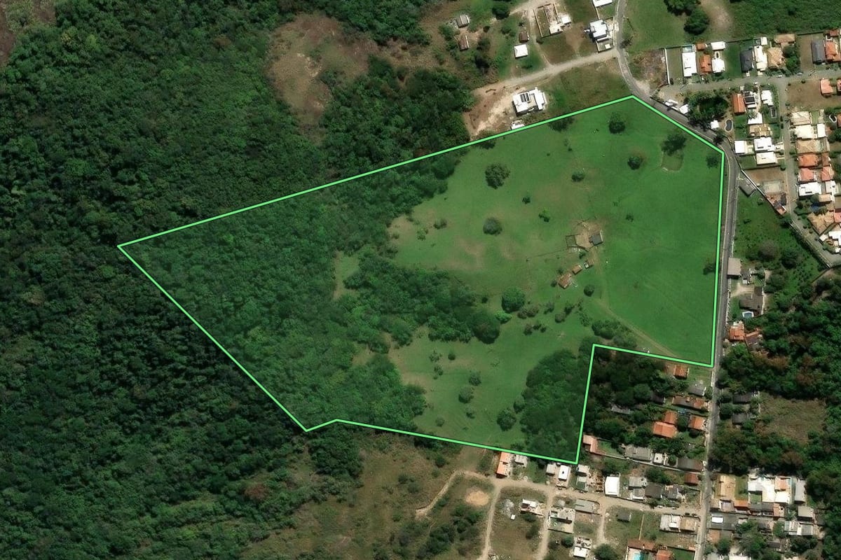 Imagem de satélite do imóvel rural em Maricá (RJ), com o contorno declarado no CAR desenhado por cima.