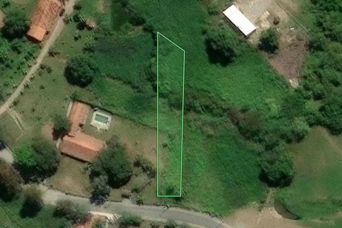 Imagem de satélite do imóvel rural em Maricá (RJ), com o contorno declarado no CAR desenhado por cima.