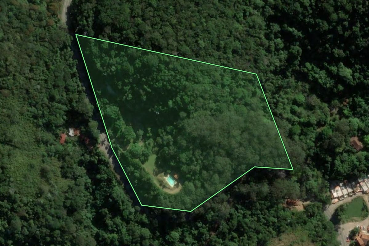 Imagem de satélite do imóvel rural em Mendes (RJ), com o contorno declarado no CAR desenhado por cima.
