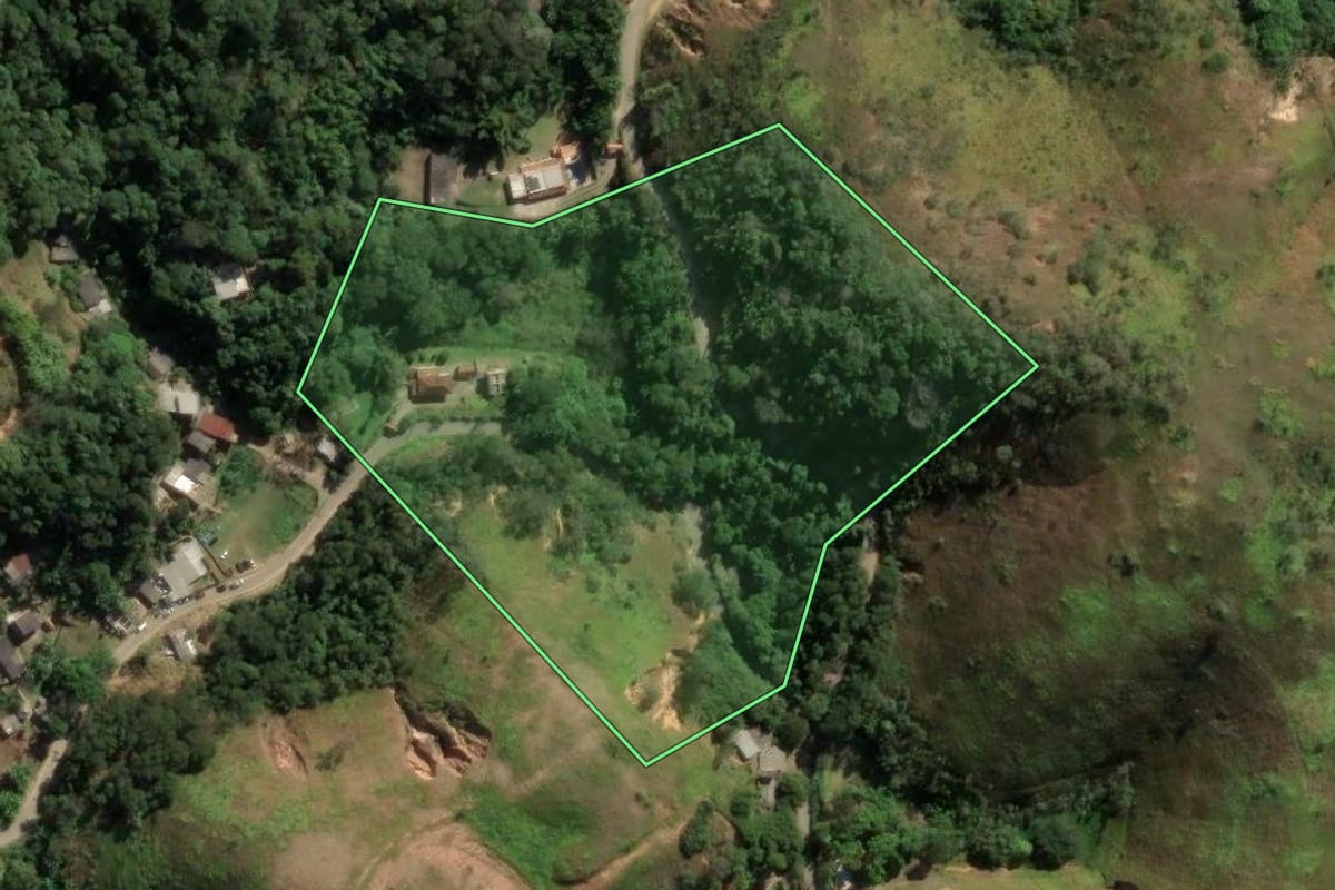 Imagem de satélite do imóvel rural em Mendes (RJ), com o contorno declarado no CAR desenhado por cima.