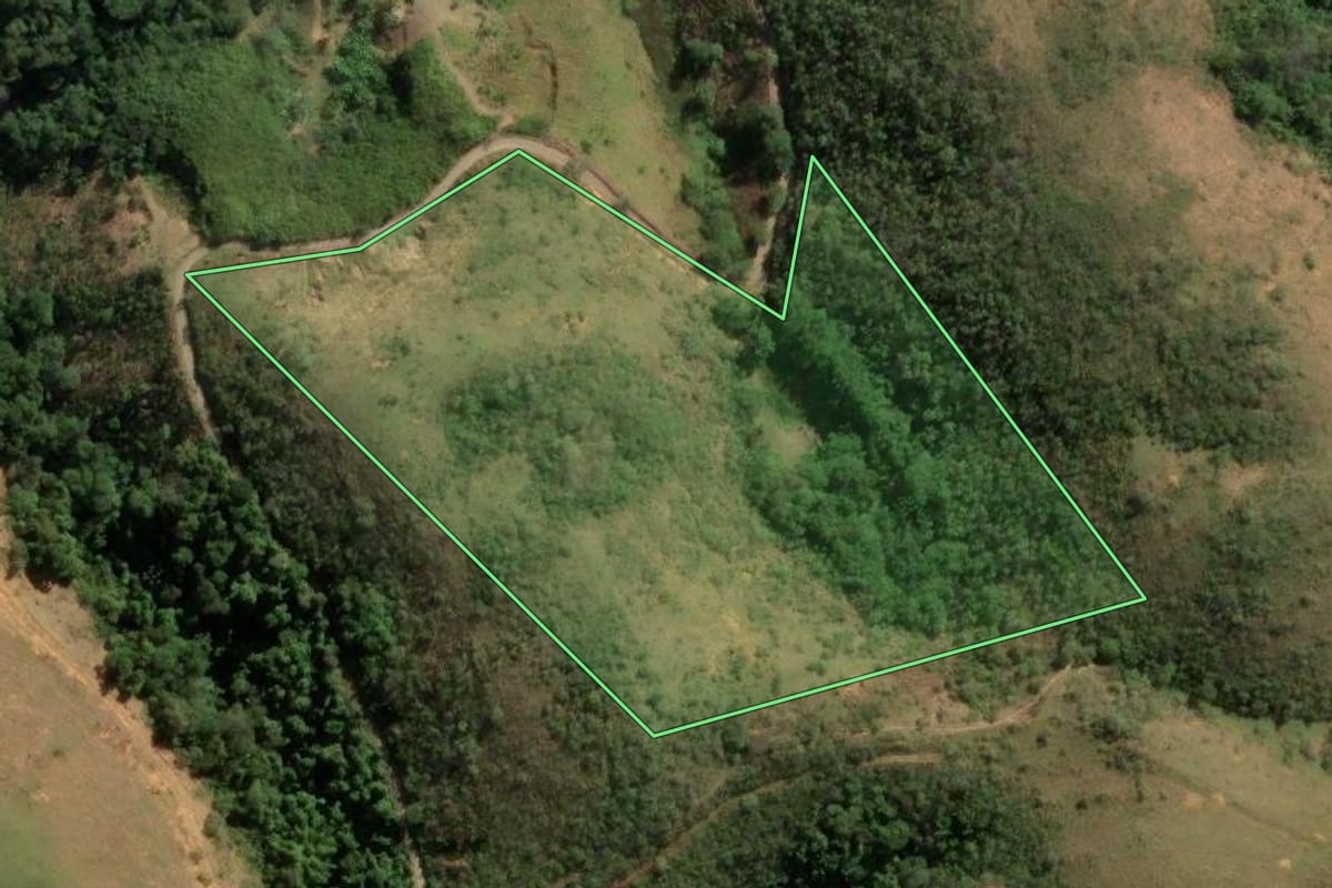Imagem de satélite do imóvel rural em Mendes (RJ), com o contorno declarado no CAR desenhado por cima.