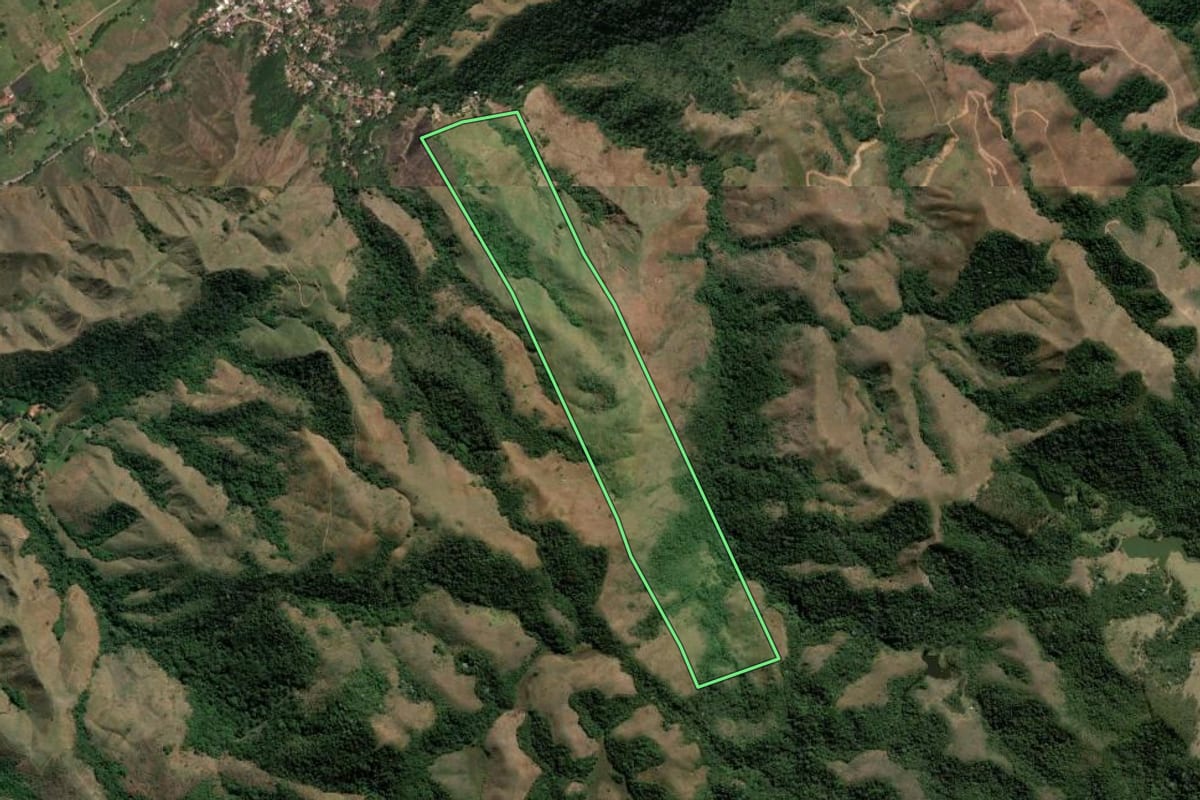 Imagem de satélite do imóvel rural em Miguel Pereira (RJ), com o contorno declarado no CAR desenhado por cima.