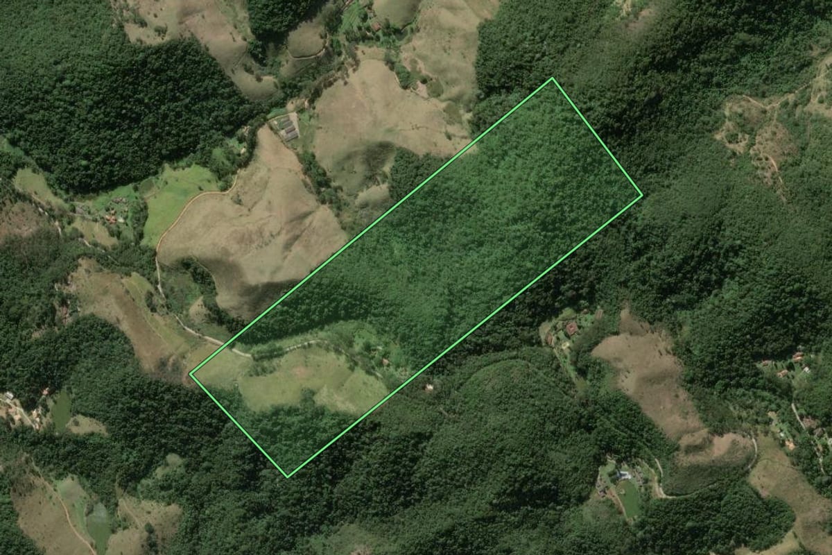 Imagem de satélite do imóvel rural em Miguel Pereira (RJ), com o contorno declarado no CAR desenhado por cima.