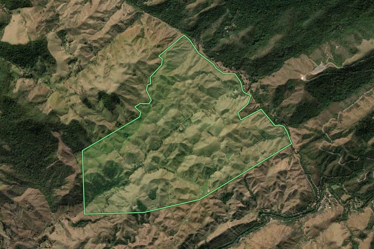 Imagem de satélite do imóvel rural em Miguel Pereira (RJ), com o contorno declarado no CAR desenhado por cima.