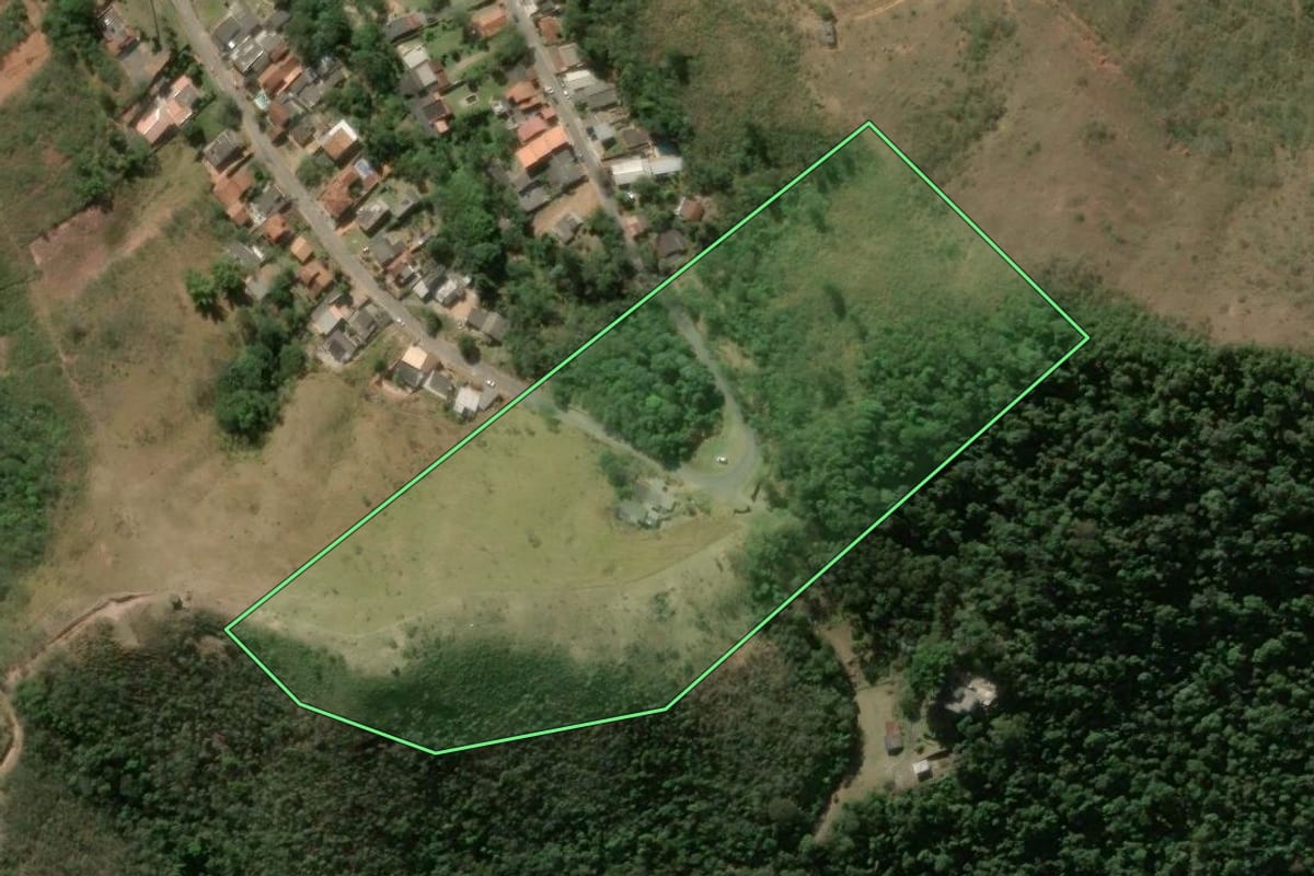 Imagem de satélite do imóvel rural em Miguel Pereira (RJ), com o contorno declarado no CAR desenhado por cima.