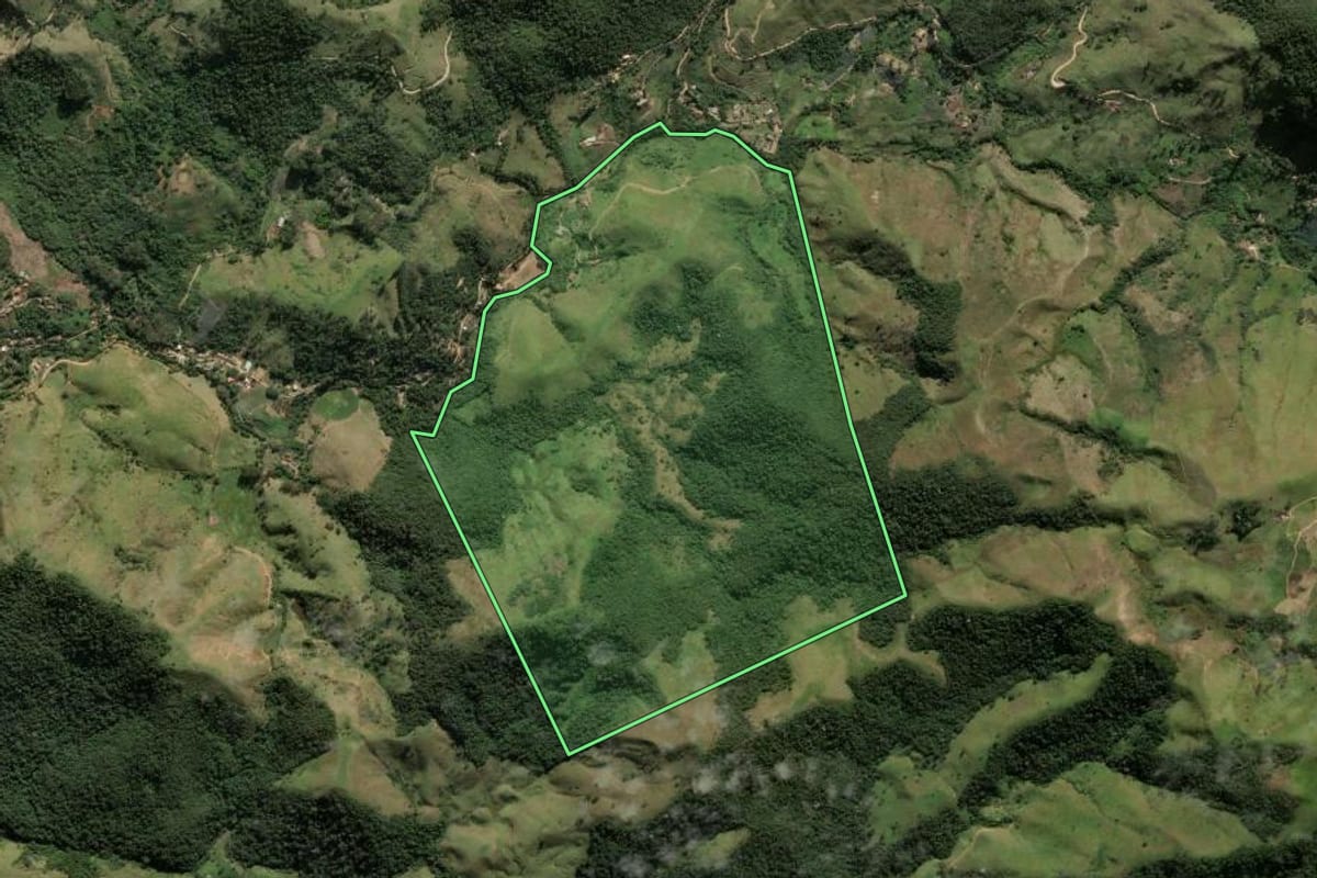 Imagem de satélite do imóvel rural em Miguel Pereira (RJ), com o contorno declarado no CAR desenhado por cima.