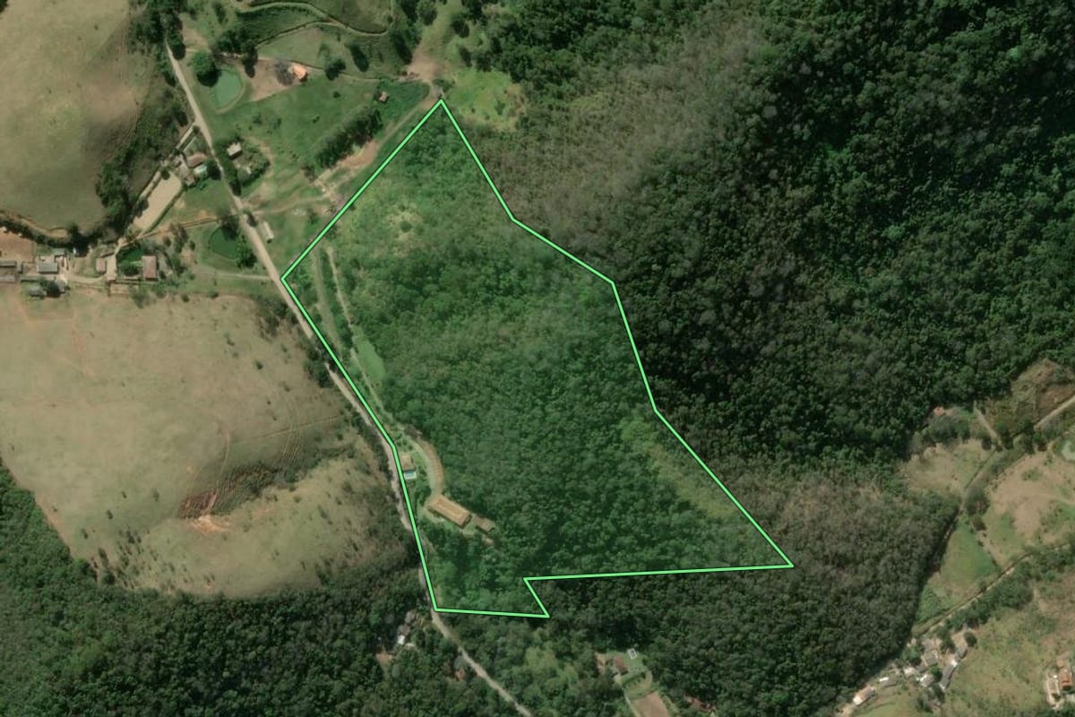 Imagem de satélite do imóvel rural em Miguel Pereira (RJ), com o contorno declarado no CAR desenhado por cima.