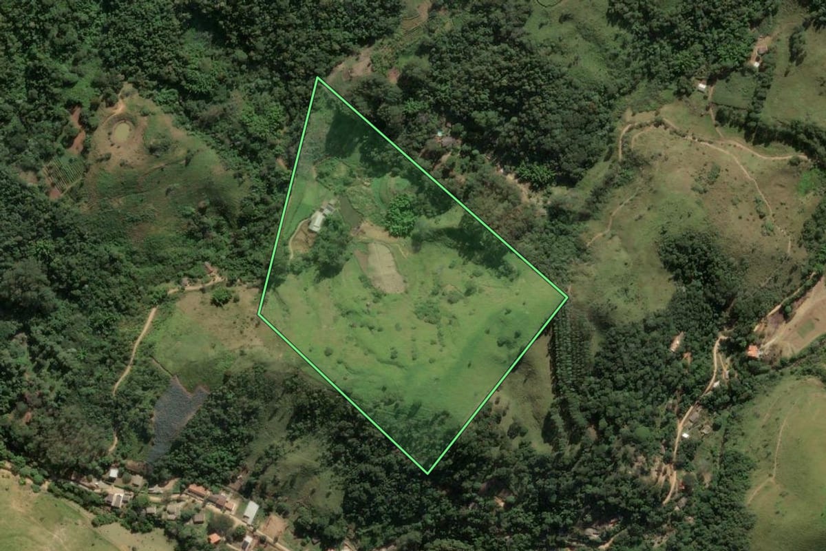 Imagem de satélite do imóvel rural em Miguel Pereira (RJ), com o contorno declarado no CAR desenhado por cima.