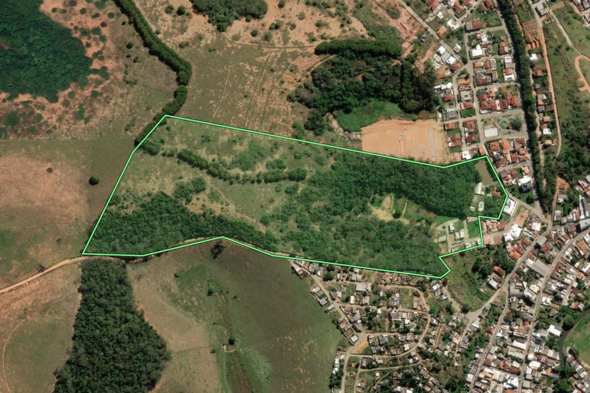 Imagem de satélite do imóvel rural em Miracema (RJ), com o contorno declarado no CAR desenhado por cima.