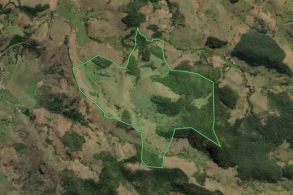 Imagem de satélite do imóvel rural em Miracema (RJ), com o contorno declarado no CAR desenhado por cima.