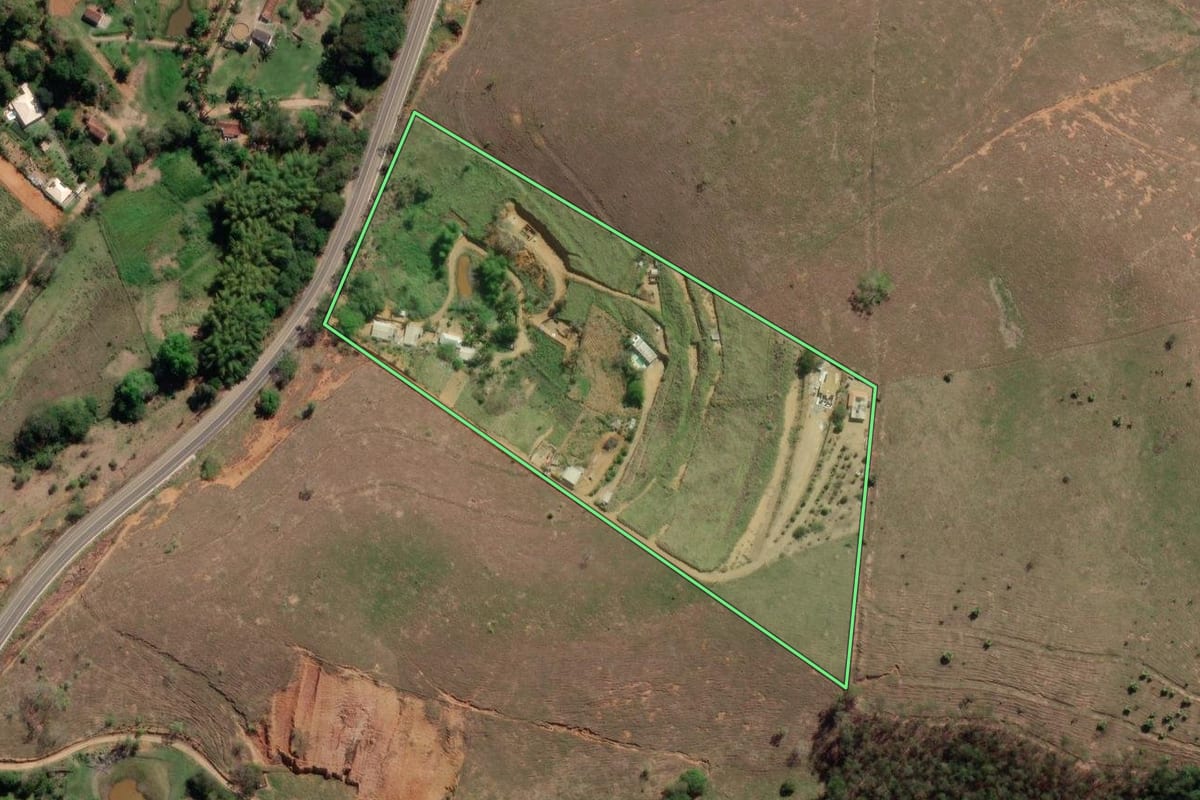 Imagem de satélite do imóvel rural em Miracema (RJ), com o contorno declarado no CAR desenhado por cima.