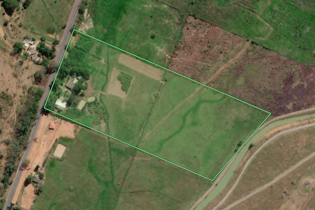 Imagem de satélite do imóvel rural em Miracema (RJ), com o contorno declarado no CAR desenhado por cima.
