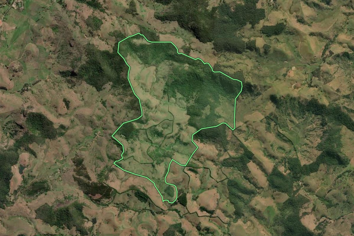 Imagem de satélite do imóvel rural em Miracema (RJ), com o contorno declarado no CAR desenhado por cima.