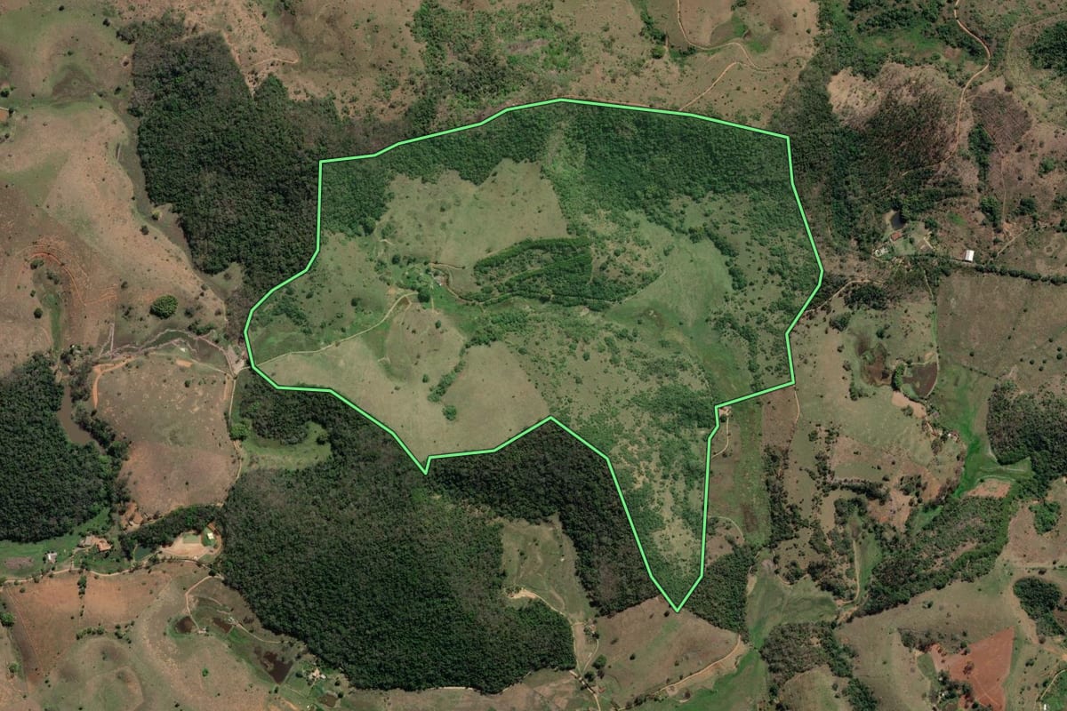Imagem de satélite do imóvel rural em Miracema (RJ), com o contorno declarado no CAR desenhado por cima.