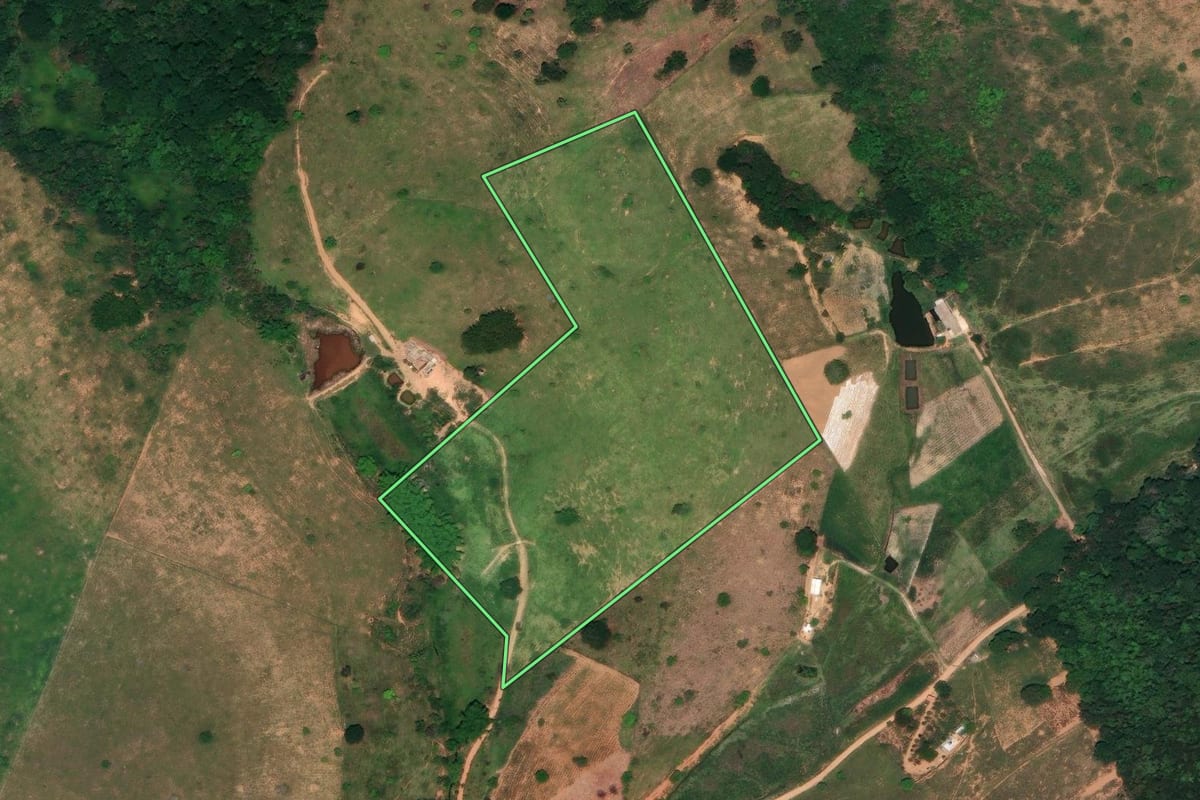 Imagem de satélite do imóvel rural em Miracema (RJ), com o contorno declarado no CAR desenhado por cima.