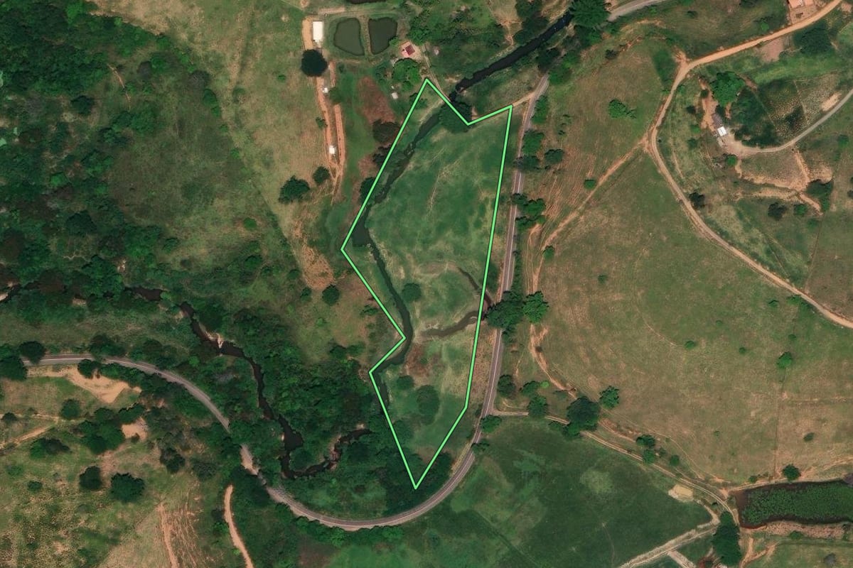 Imagem de satélite do imóvel rural em Miracema (RJ), com o contorno declarado no CAR desenhado por cima.