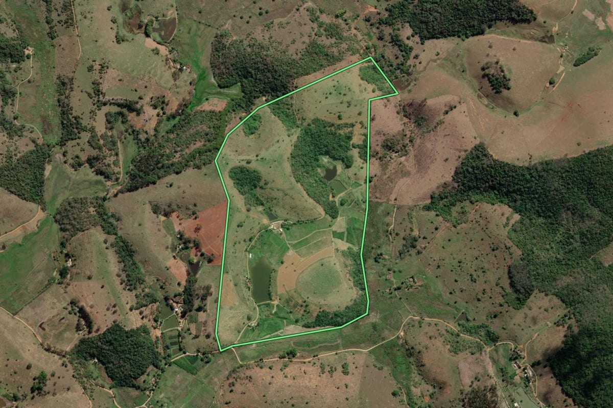 Imagem de satélite do imóvel rural em Miracema (RJ), com o contorno declarado no CAR desenhado por cima.