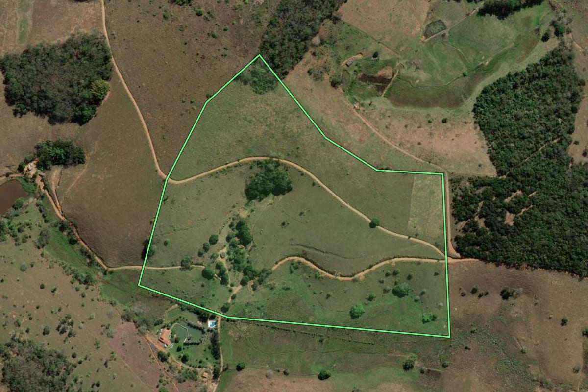 Imagem de satélite do imóvel rural em Miracema (RJ), com o contorno declarado no CAR desenhado por cima.