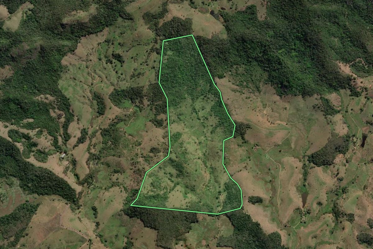 Imagem de satélite do imóvel rural em Miracema (RJ), com o contorno declarado no CAR desenhado por cima.