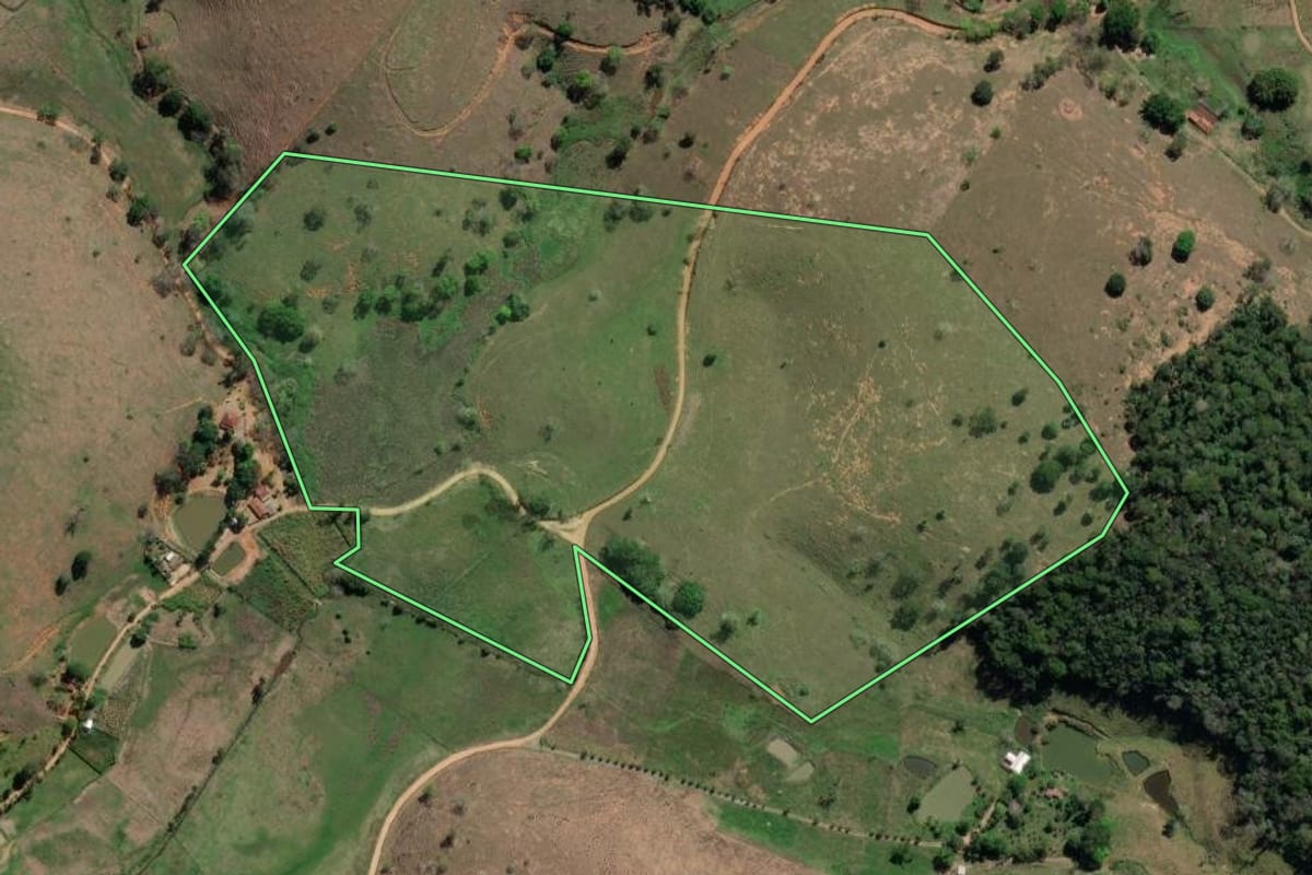 Imagem de satélite do imóvel rural em Miracema (RJ), com o contorno declarado no CAR desenhado por cima.