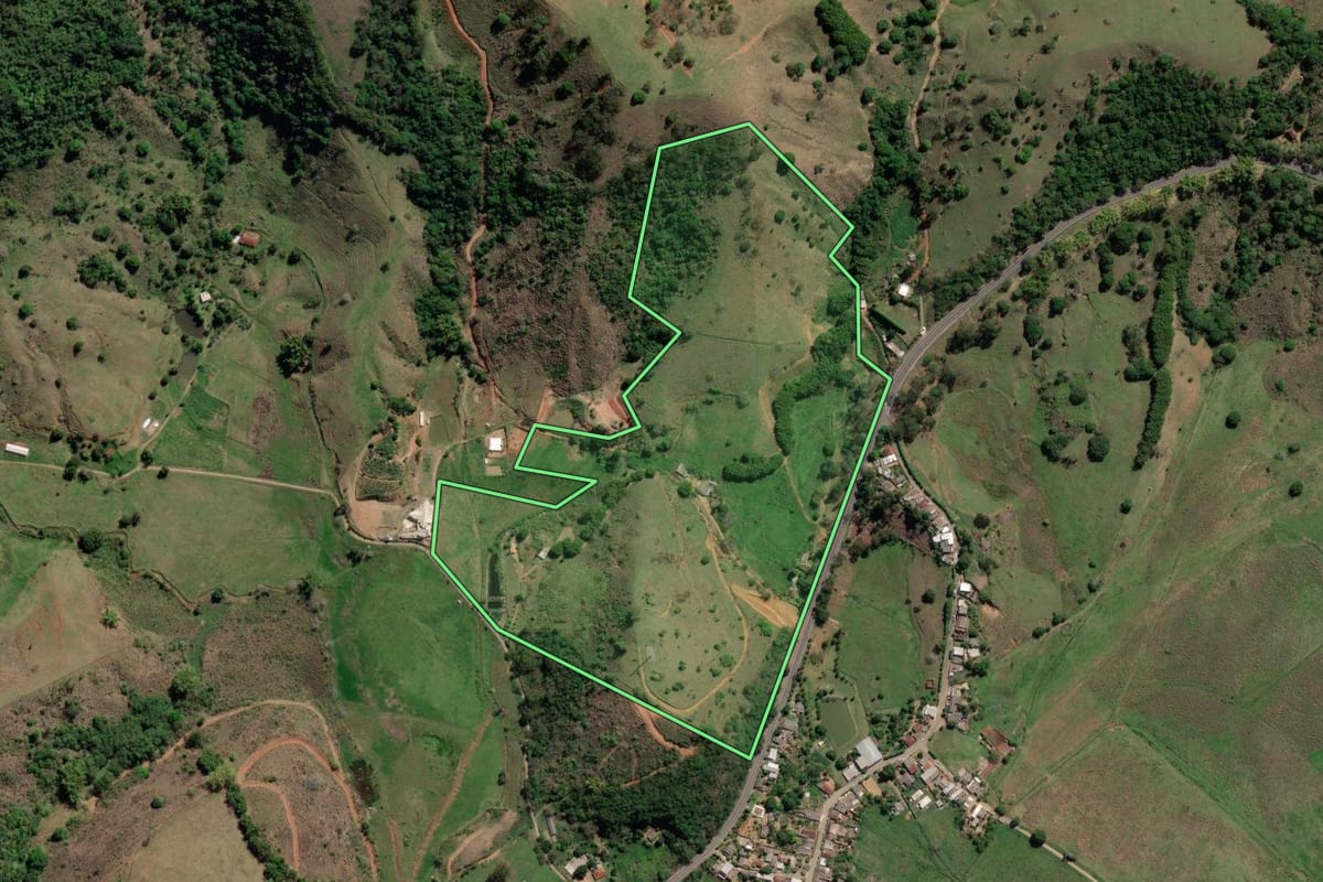 Imagem de satélite do imóvel rural em Miracema (RJ), com o contorno declarado no CAR desenhado por cima.
