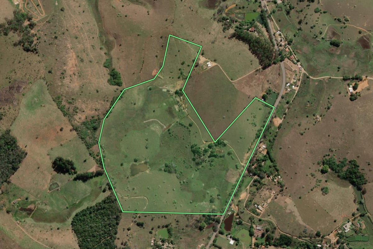 Imagem de satélite do imóvel rural em Miracema (RJ), com o contorno declarado no CAR desenhado por cima.