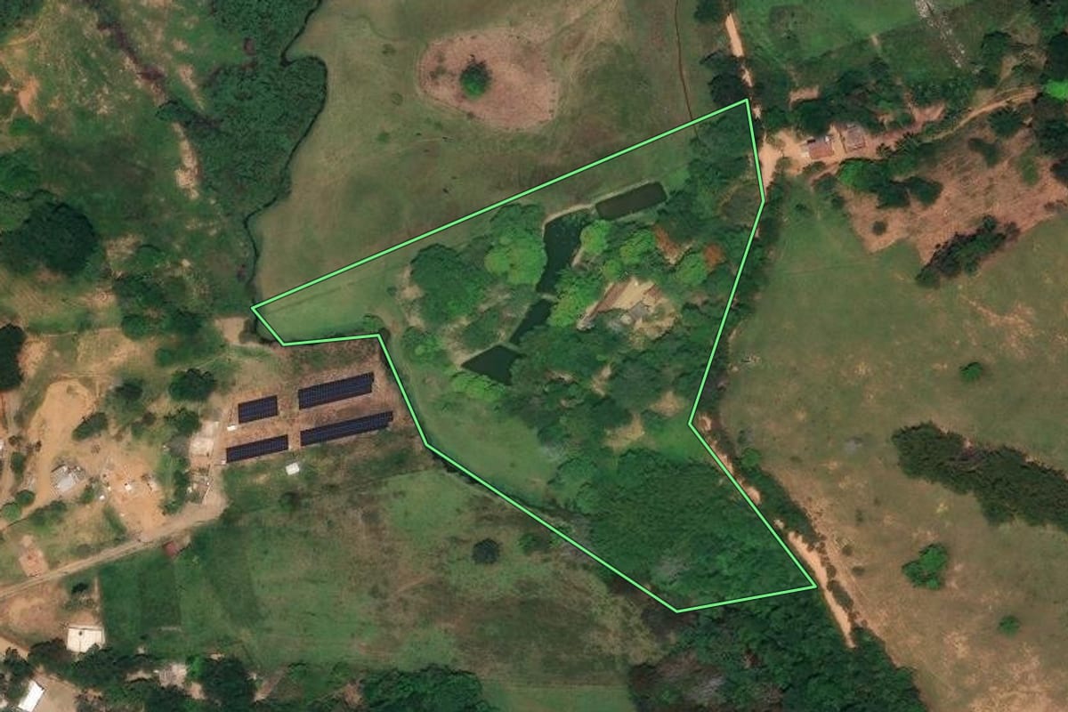 Imagem de satélite do imóvel rural em Miracema (RJ), com o contorno declarado no CAR desenhado por cima.