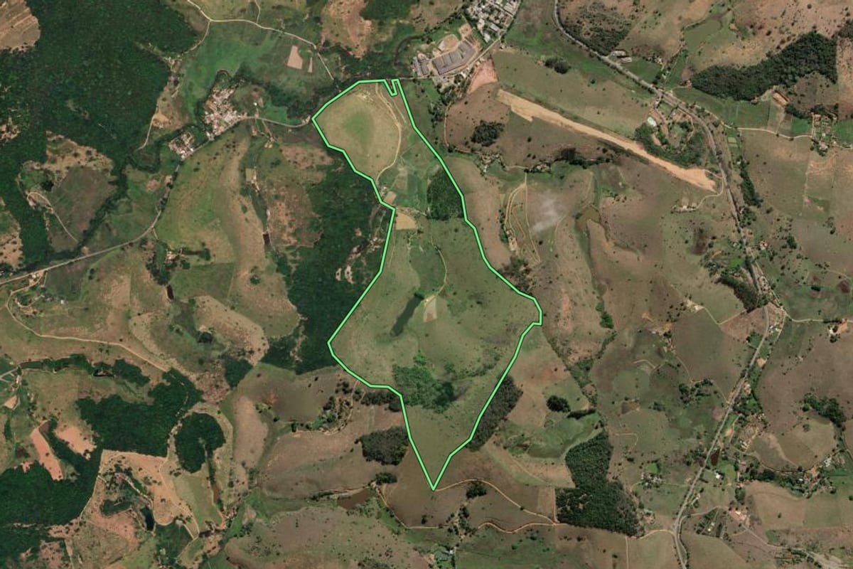 Imagem de satélite do imóvel rural em Miracema (RJ), com o contorno declarado no CAR desenhado por cima.