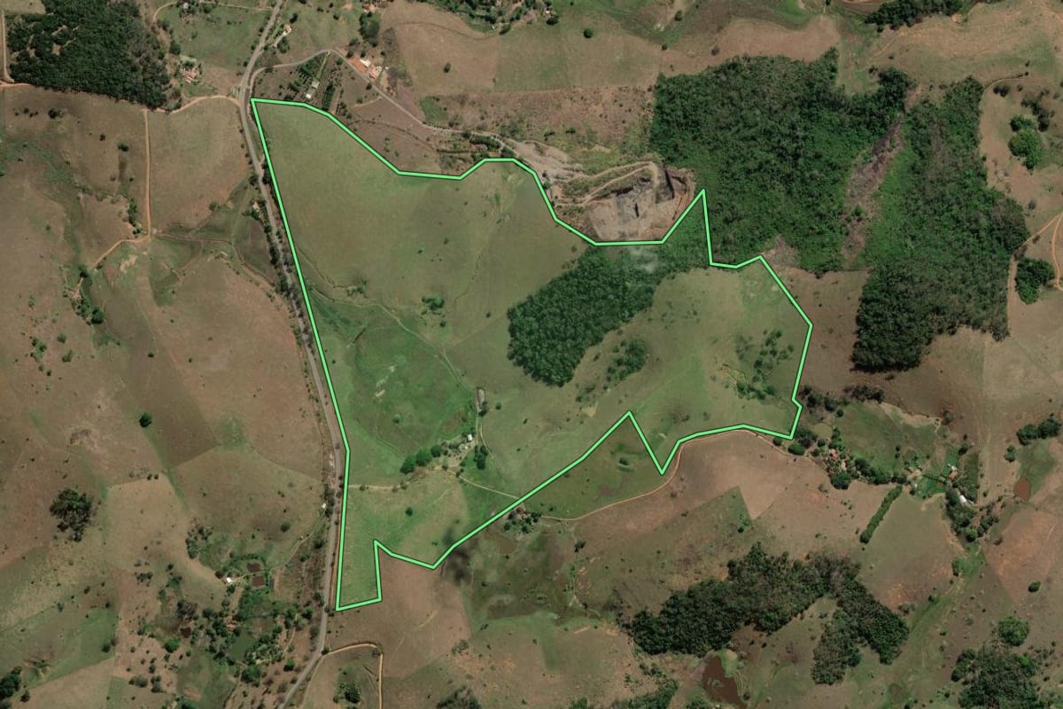 Imagem de satélite do imóvel rural em Miracema (RJ), com o contorno declarado no CAR desenhado por cima.