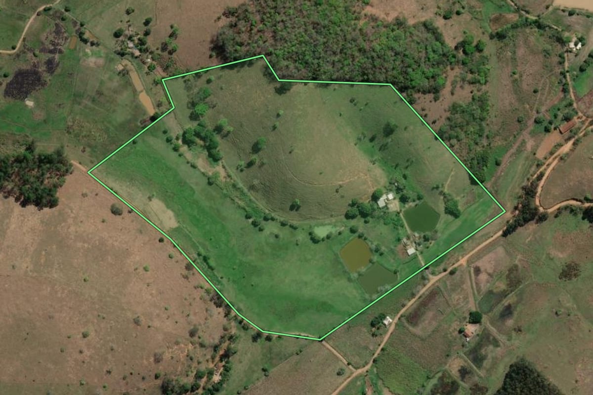 Imagem de satélite do imóvel rural em Miracema (RJ), com o contorno declarado no CAR desenhado por cima.