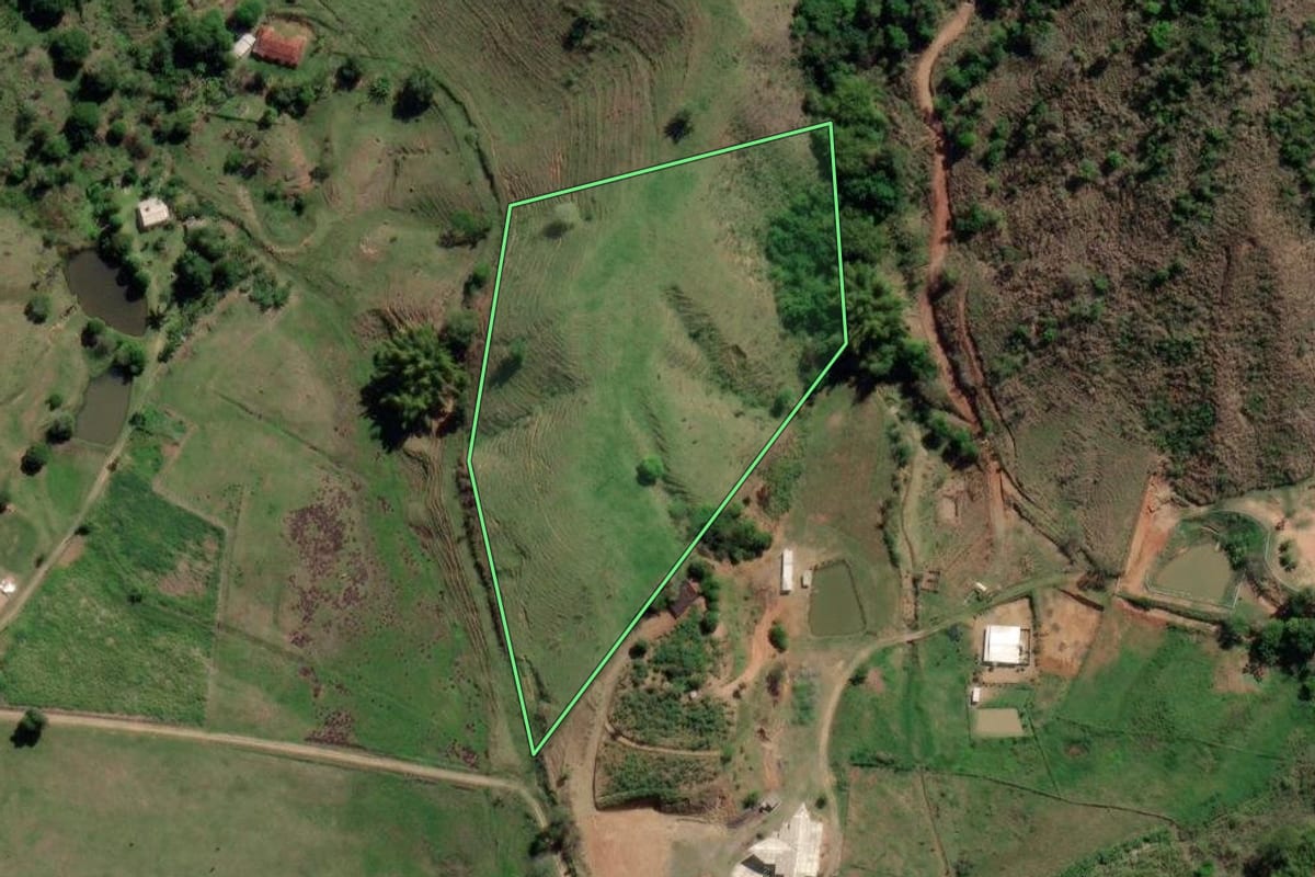 Imagem de satélite do imóvel rural em Miracema (RJ), com o contorno declarado no CAR desenhado por cima.
