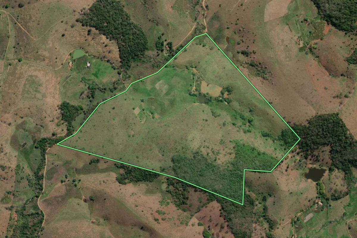 Imagem de satélite do imóvel rural em Miracema (RJ), com o contorno declarado no CAR desenhado por cima.
