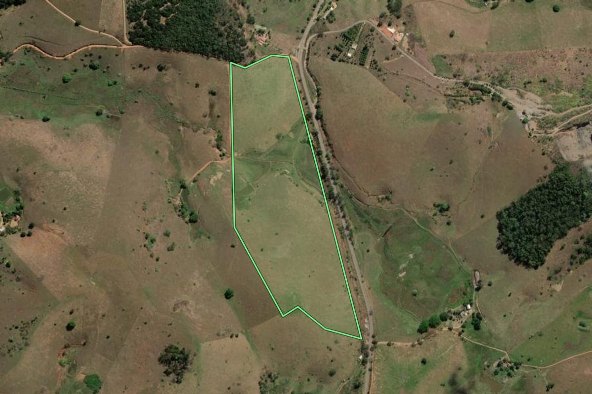 Imagem de satélite do imóvel rural em Miracema (RJ), com o contorno declarado no CAR desenhado por cima.