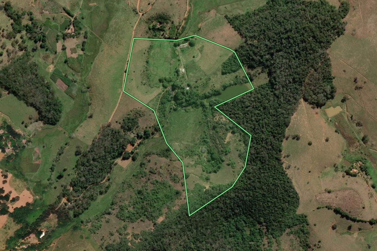 Imagem de satélite do imóvel rural em Miracema (RJ), com o contorno declarado no CAR desenhado por cima.