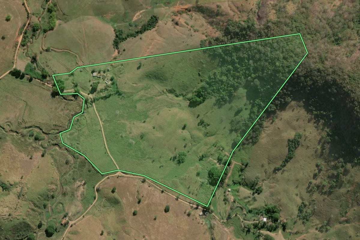 Imagem de satélite do imóvel rural em Natividade (RJ), com o contorno declarado no CAR desenhado por cima.