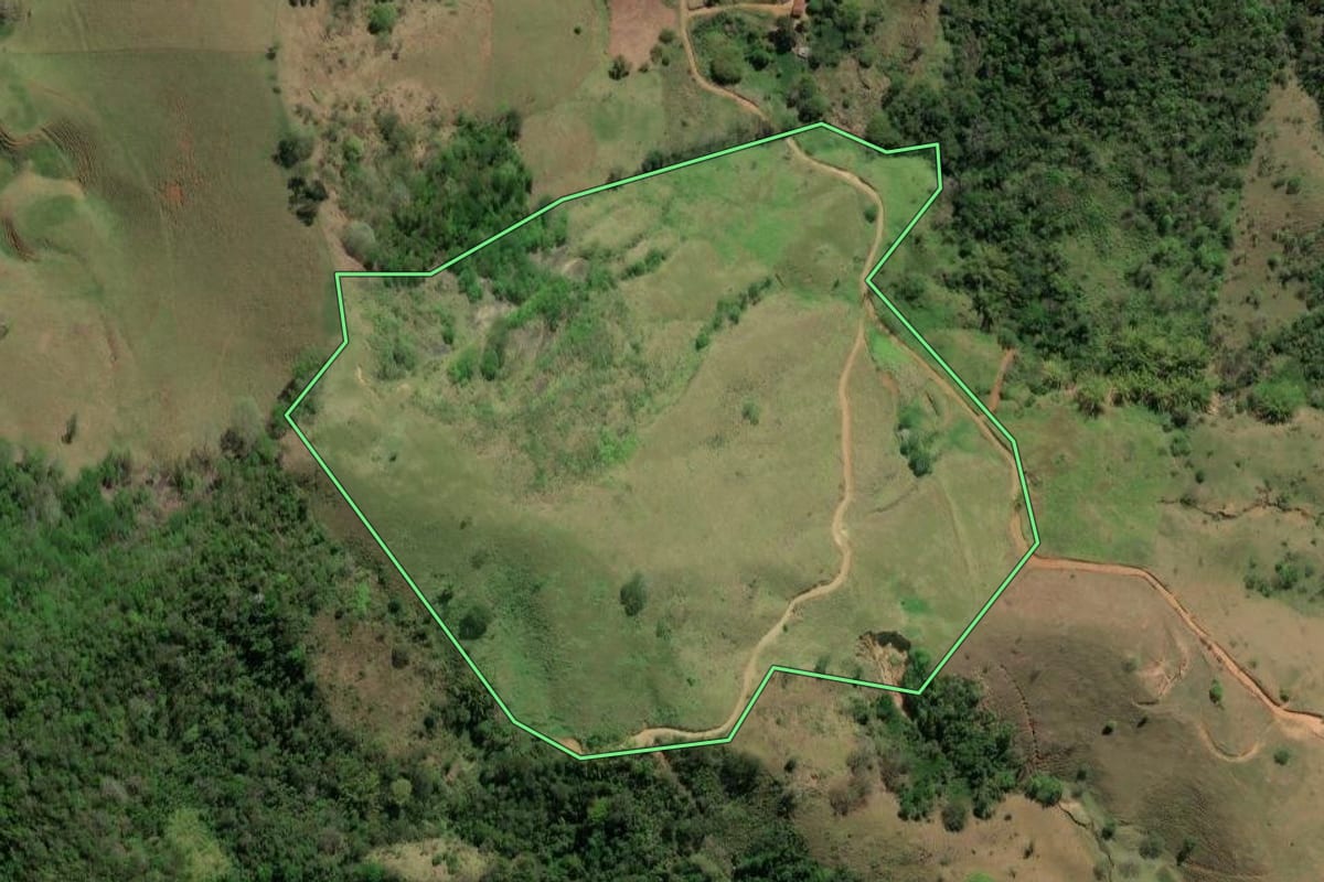 Imagem de satélite do imóvel rural em Natividade (RJ), com o contorno declarado no CAR desenhado por cima.