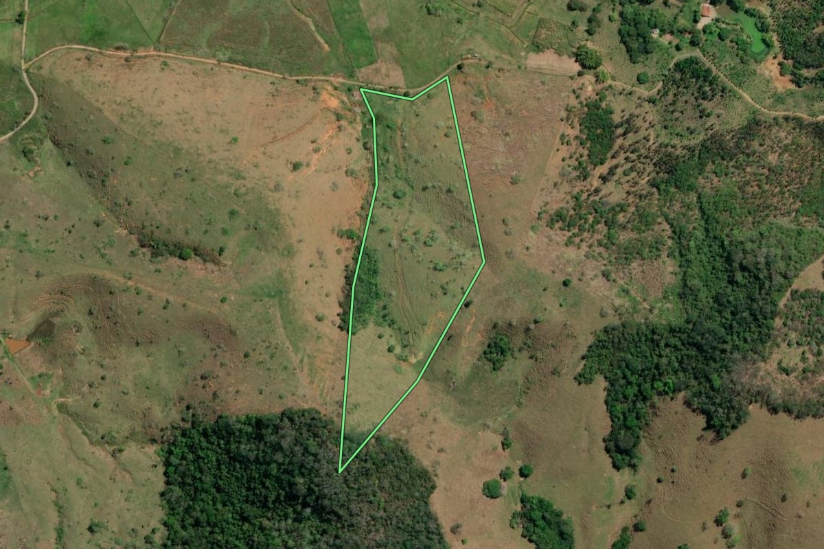 Imagem de satélite do imóvel rural em Natividade (RJ), com o contorno declarado no CAR desenhado por cima.