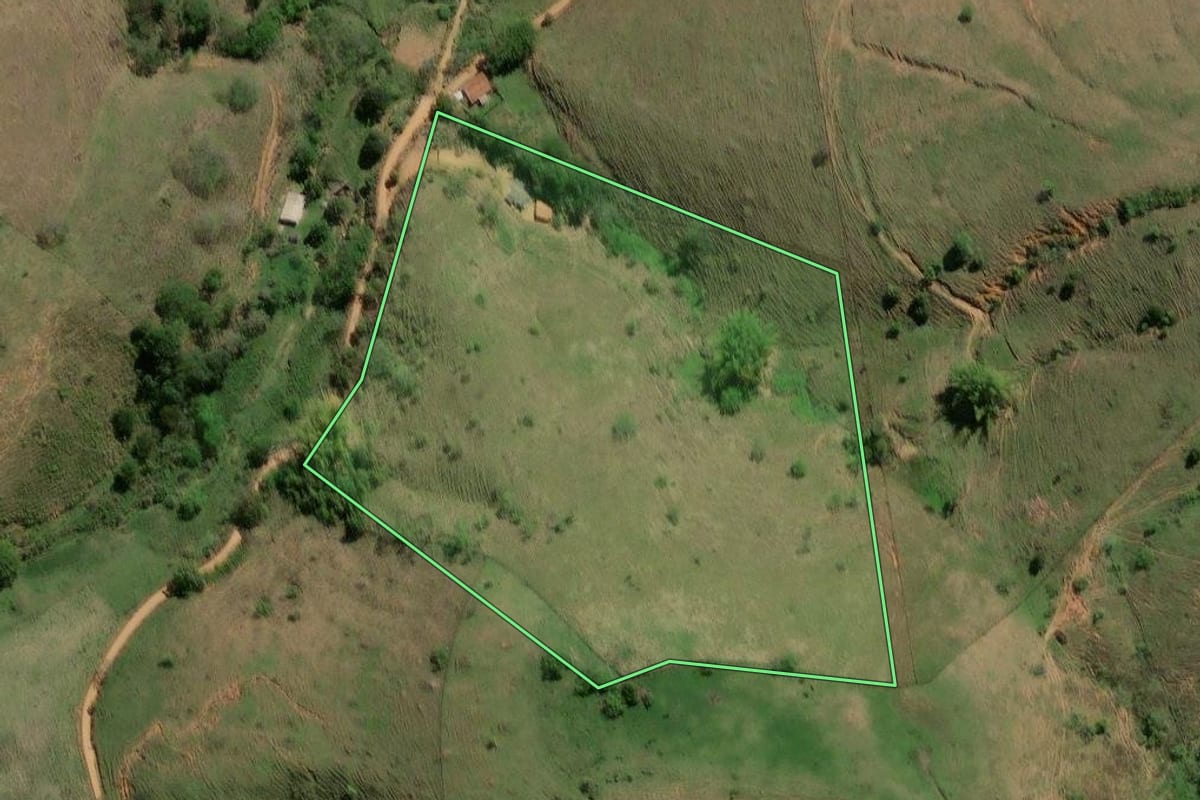 Imagem de satélite do imóvel rural em Natividade (RJ), com o contorno declarado no CAR desenhado por cima.