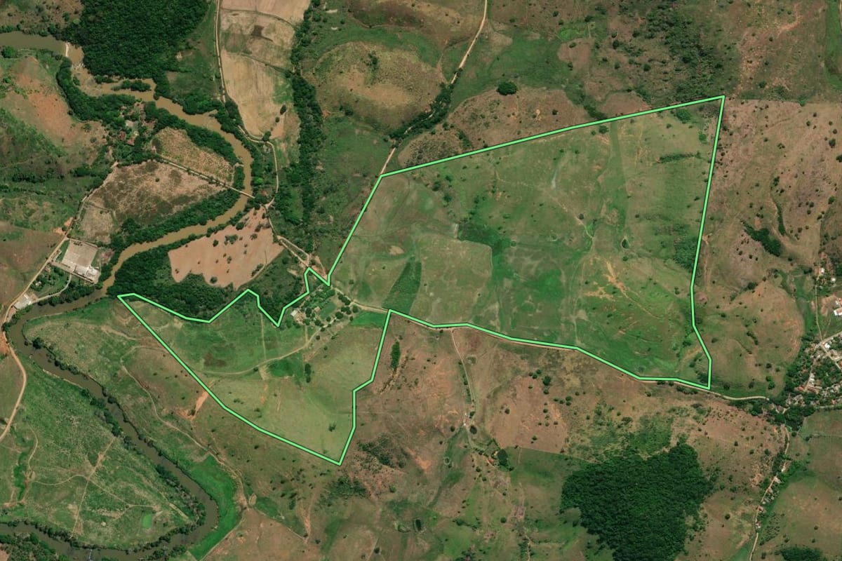 Imagem de satélite do imóvel rural em Natividade (RJ), com o contorno declarado no CAR desenhado por cima.