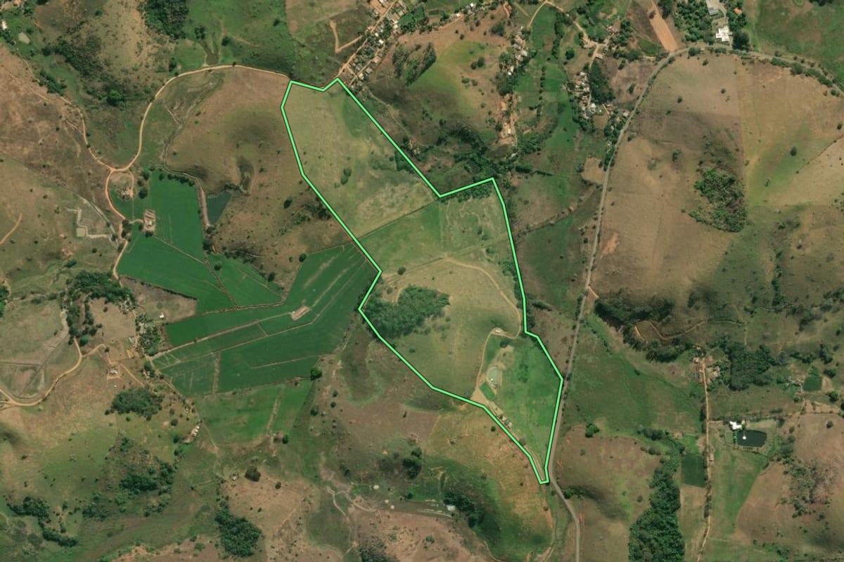Imagem de satélite do imóvel rural em Natividade (RJ), com o contorno declarado no CAR desenhado por cima.
