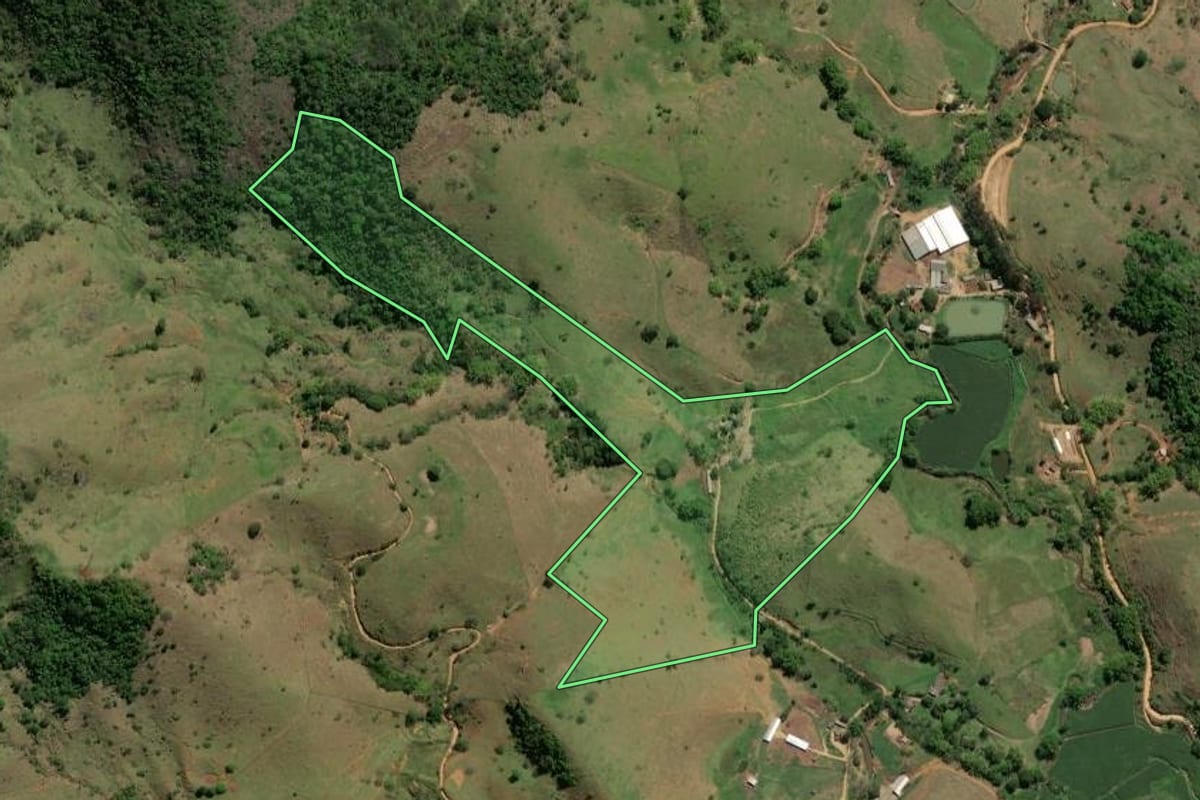 Imagem de satélite do imóvel rural em Natividade (RJ), com o contorno declarado no CAR desenhado por cima.