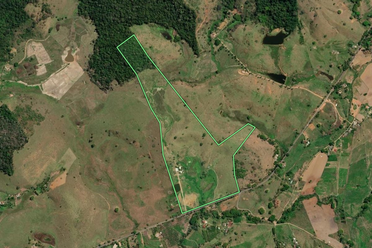 Imagem de satélite do imóvel rural em Natividade (RJ), com o contorno declarado no CAR desenhado por cima.