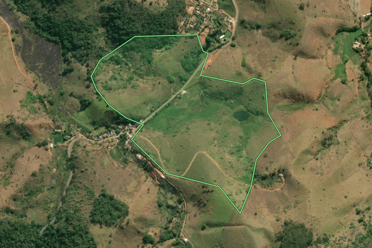 Imagem de satélite do imóvel rural em Natividade (RJ), com o contorno declarado no CAR desenhado por cima.