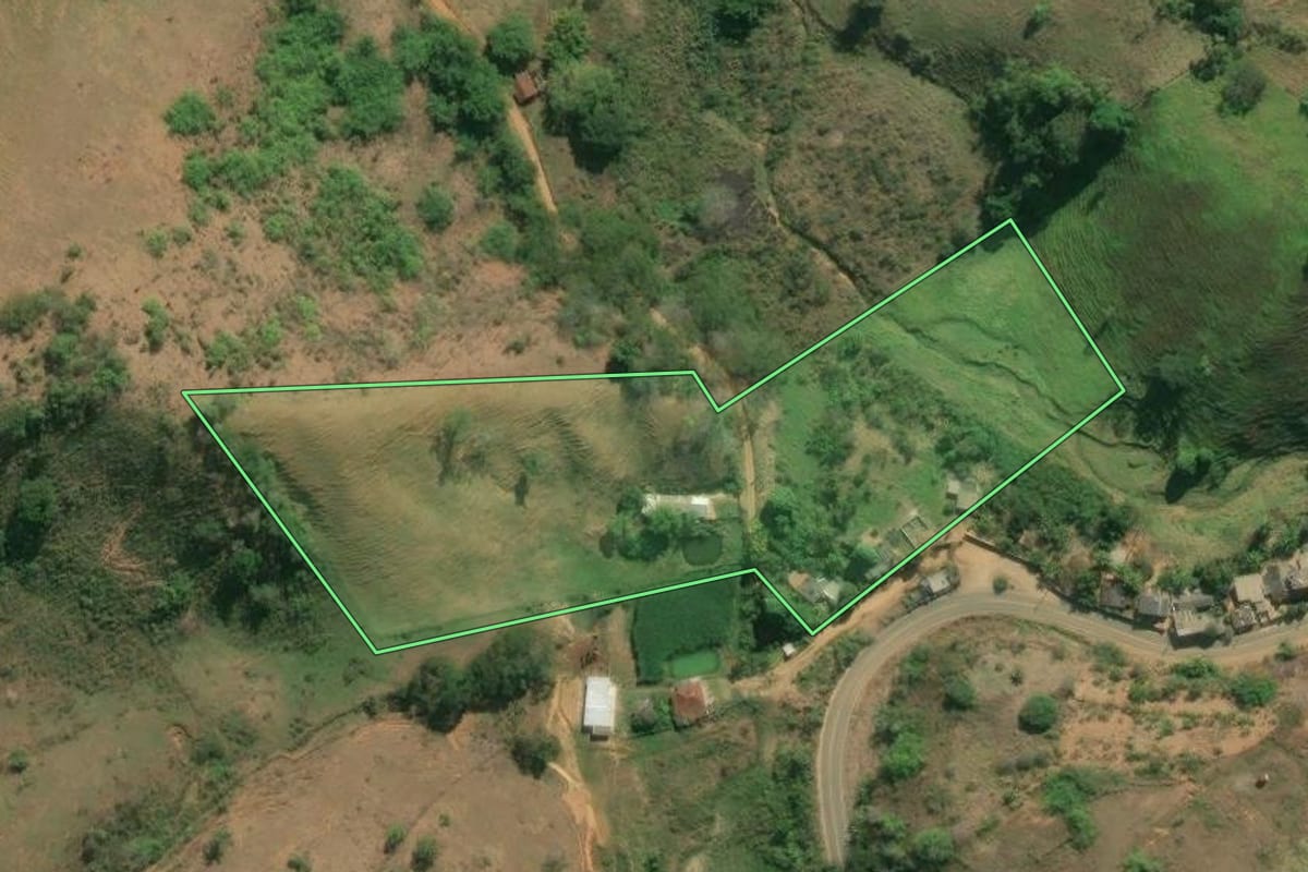 Imagem de satélite do imóvel rural em Natividade (RJ), com o contorno declarado no CAR desenhado por cima.